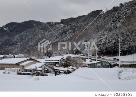 寒さ厳しい真冬の銀世界の町並み（長野県 木曽町） 90258355