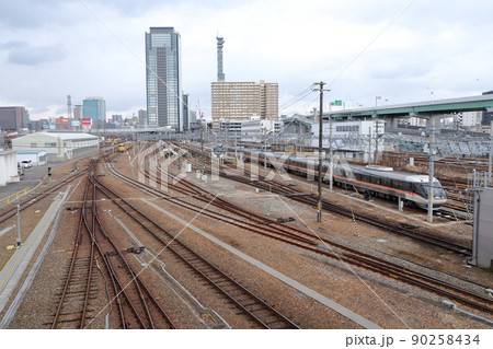 多くの鉄道線路が並走する、ささしまライブ駅方面を望む（グローバルゲート ビル　愛知県 名古屋市） 90258434