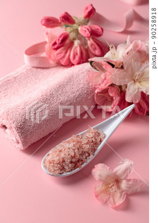 Spa composition with pink Himalayan salt. 90258918