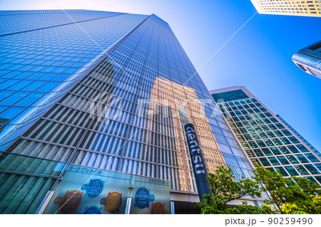 日本の東京都市景観 5月だが東京初の真夏日で朝から強い日差し。汐留のオフィス街などを望む＝5月29日 90259490