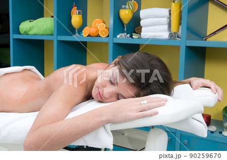young woman having a treatment for her skin in a beauty salon 90259670