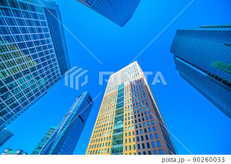 日本の東京都市景観 5月だが東京初の真夏日で朝から強い日差し。汐留の超高層ビル群などを望む＝29日 90260033