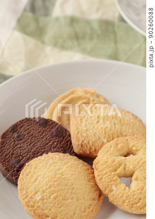 お皿にのったクッキー 90260088