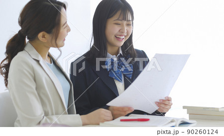 塾でテストの結果を喜ぶ女子学生 高校生 中学生 90260124