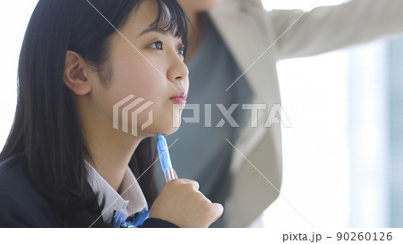 塾で授業を受ける女子学生 高校生 中学生 90260126