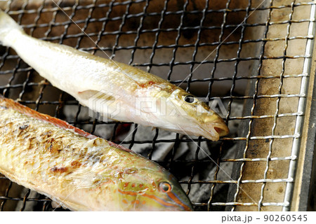 七輪で焼き魚 90260545