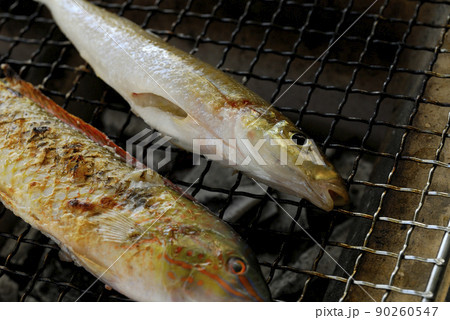 七輪で焼き魚 90260547