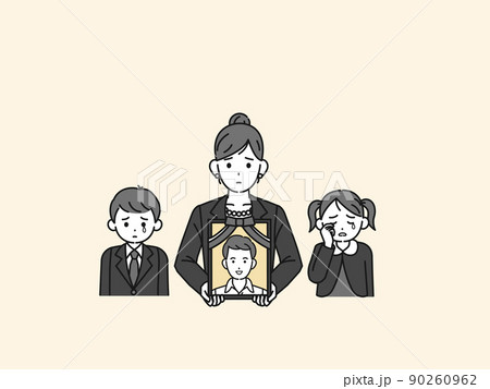 夫の葬式　家族葬　葬儀　告別式　通夜　遺影を持つ妻　女性　母親　死別 90260962