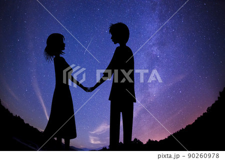 天の川と満天の星空をバックに見つめ合うカップルのシルエット。夏の恋のイメージ。 90260978