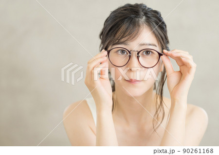 若い女性　眼鏡　美容 90261168