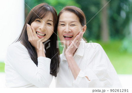 女性親子のポートレート 90261291