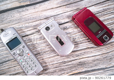 ガラケーとスマホ -電話回線の乗り換え- 90261779