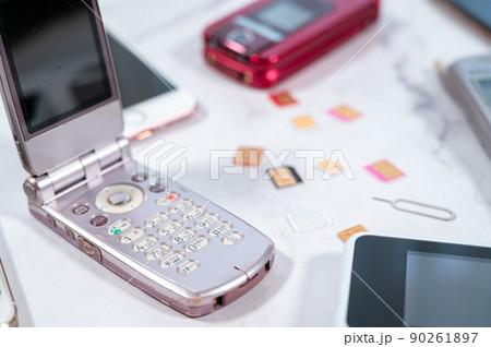 ガラケーとスマホ -電話回線の乗り換え- ガラケーとスマホ -電話回線の乗り換え- 90261897