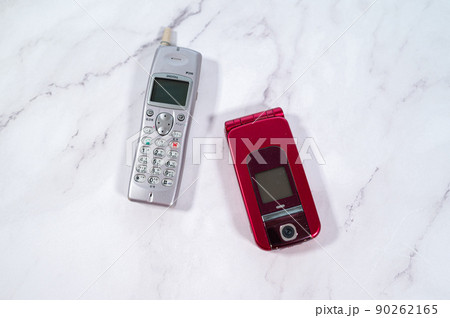 ガラケーとスマホ -電話回線の乗り換え- ガラケーとスマホ -電話回線の乗り換え- 90262165