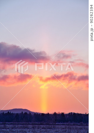 夜明けの空とサンピラー 90262394