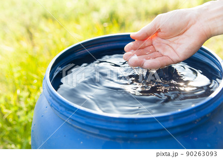 雨水を手で触る 雨水を手で触る 90263093
