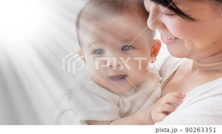 赤ちゃんを抱きしめるお母さん 赤ちゃんを抱きしめるお母さん 90263351