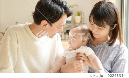 赤ちゃんを見つめる夫婦 赤ちゃんを見つめる夫婦 90263354