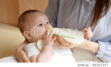 赤ちゃんにミルクをあげるお母さん 90263357