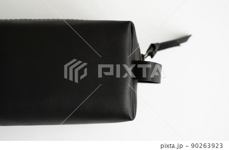 Close up, details of man's black leather personal cosmetic bag or pouch for toiletry accessory. Style, retro, fashion, vintage and elegance. 90263923