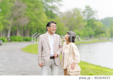 シニア夫婦　屋外 90264055