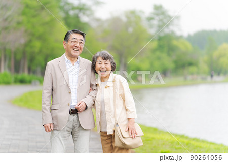 シニア夫婦　屋外 90264056
