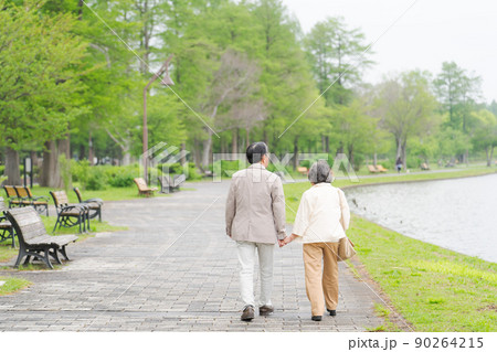 シニア夫婦 屋外 後ろ姿 シニア夫婦 屋外 後ろ姿 90264215