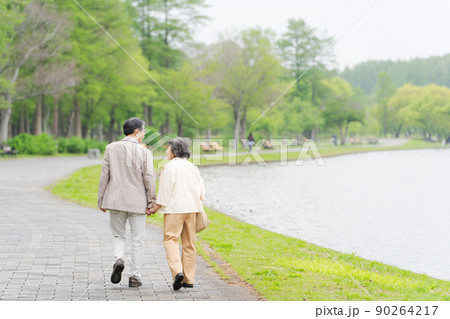 シニア夫婦 屋外 後ろ姿 シニア夫婦 屋外 後ろ姿 90264217