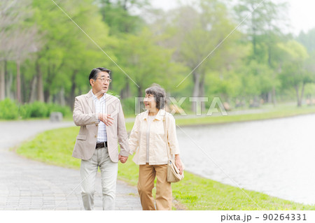 シニア夫婦　屋外 90264331