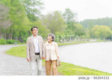 シニア夫婦　屋外 90264332