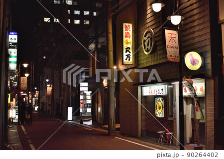 南九州最大の繁華街鹿児島市天文館のネオン街 90264402