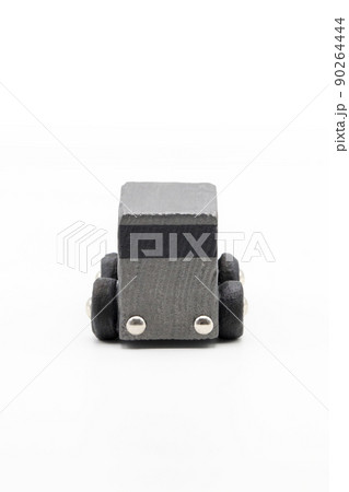 ミニバンタイプの小さな木製ミニチュアカー （縦位置） 90264444