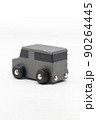 ミニバンタイプの小さな木製ミニチュアカー （縦位置） 90264445