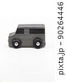 ミニバンタイプの小さな木製ミニチュアカー （縦位置） 90264446