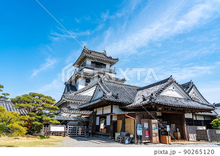 高知県高知市 本丸御殿から続く高知城の天守 高知県高知市 本丸御殿から続く高知城の天守 90265120