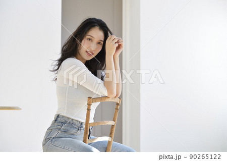 椅子と女性 90265122