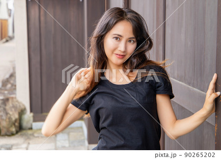 ポーズする女性 90265202