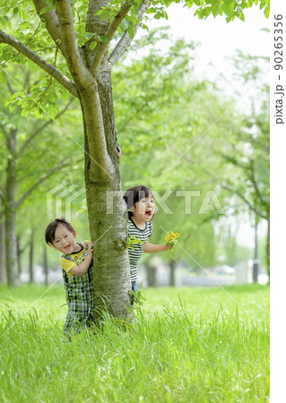 新緑の公園で遊ぶ姉と弟 90265356