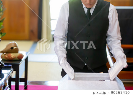 祭壇で棺の扉を開ける納棺師・葬祭ディレクター 祭壇で棺の扉を開ける納棺師・葬祭ディレクター 90265410