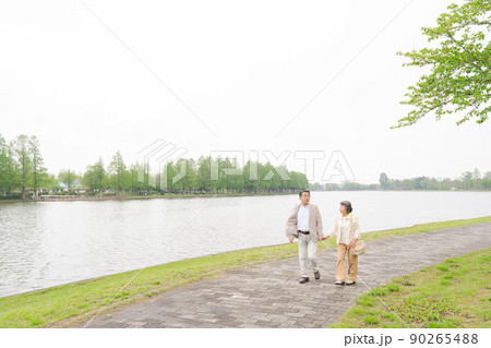 シニア夫婦　屋外 90265488