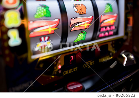スロットマシン 777揃い パチンコ屋の写真素材 [90265522] - PIXTA