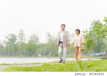 公園を歩くシニア夫婦 90265661