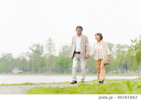 公園を歩くシニア夫婦 90265662