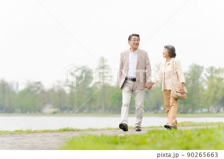 公園を歩くシニア夫婦 90265663