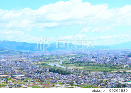 姨捨駅から日本三大車窓を望む　善光寺平と姨捨棚田 90265680