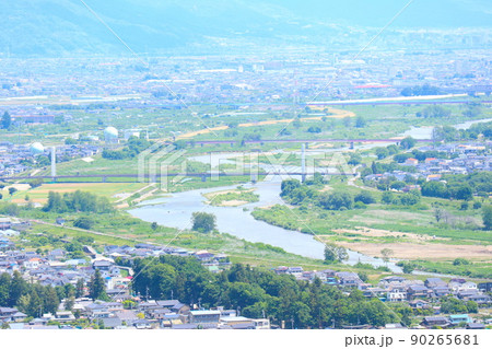 姨捨駅から日本三大車窓を望む　善光寺平と姨捨棚田 90265681