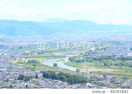 姨捨駅から日本三大車窓を望む　善光寺平と姨捨棚田 90265682
