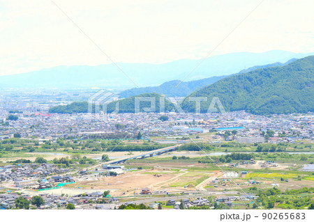 姨捨駅から日本三大車窓を望む　善光寺平と姨捨棚田 90265683