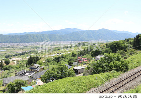 姨捨駅から日本三大車窓を望む　善光寺平と姨捨棚田 90265689
