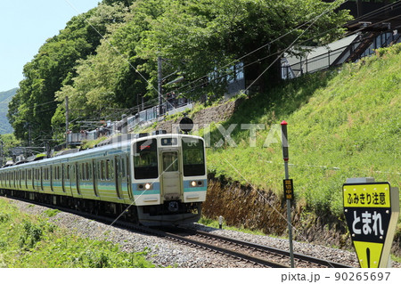 日本三大車窓が望める姨捨駅を通過する列車 90265697